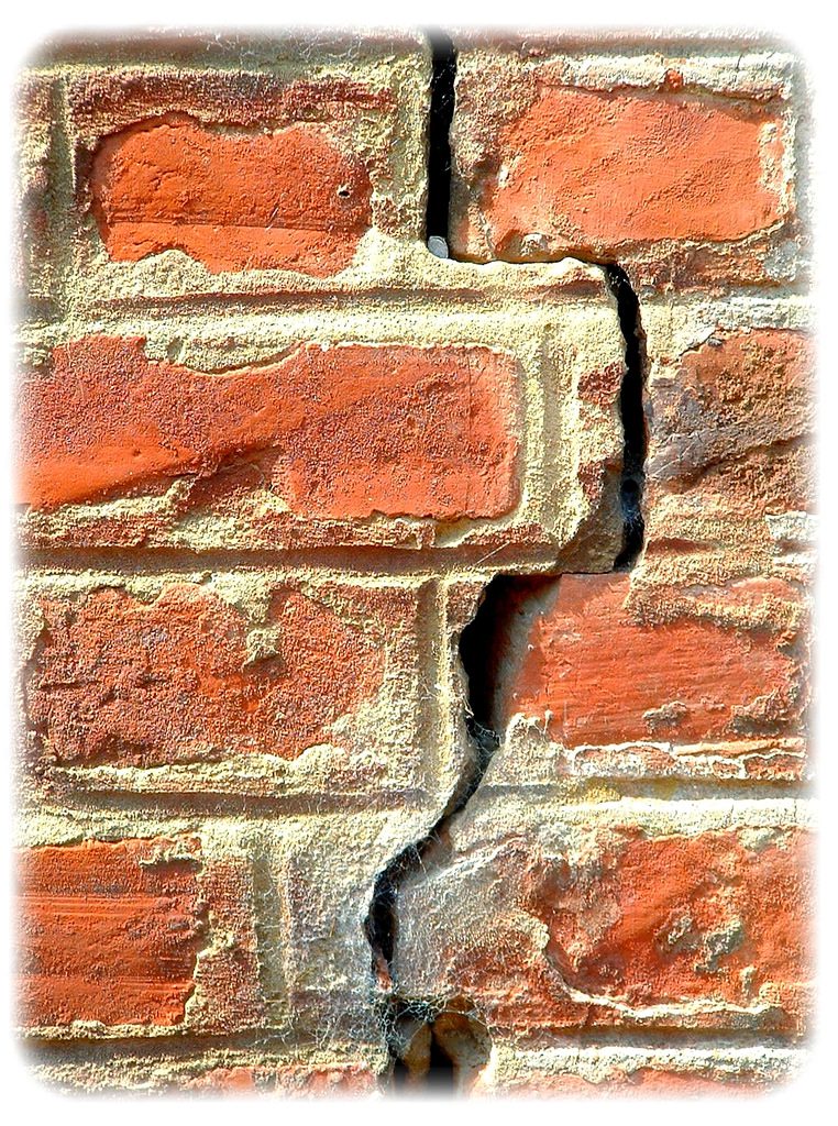 Cracked_brick_wall